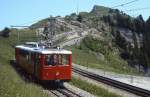 Der 1938 gebaute Bhe 2/4 4 der Vitznau-Rigi-Bahn ist im Juli 1983 unterwegs zur Bergstation Rigi Kulm.