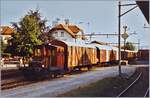 Dort, wo sich heute der AAR Bahnhof Menziken befindet, rangierte im Sommer 1984 im damaligen Bahnhf Menziken SBB eine  Spitzmaus  Zirkus Knie Wagen, darunter sind auch zwei  Elefantennwagen  zu erkennen.
Juli 1984