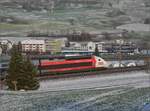 700-basel-8211-frick-8211-brugg-zuerich-boetzberglinie/797628/tgv-lyria-4721-muss-wegen-verspaetung-zur TGV-Lyria 4721 muss wegen Verspätung zur Strafe über den Bözberg. Das gibt zwar ein paar weitere Minuten obenauf, aber den Fahrgästen auch eine landschaftlich reizvollere Strecke. Frick, Dezember 2022.