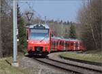 Mehrsystemtriebzug mit verschiebbarem Stromabnehmer Be 552 515 und dahinter Be 552 516 der SZU erreichen Uitikon-Waldegg. März 2022.