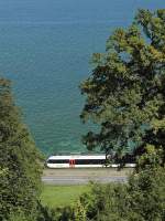 Viel Wasser, wenig Bahn - Blick von der Auenanlage von Schloss Arenenberg auf S8 23843 von St. Gallen nach Schaffhausen, die in Krze die Station Mannenbach-Salenstein erreichen wird (17.08.2014).
