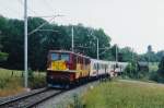 MThB: MThB Ae 477, ehemals DR BR 142 mit einem Gterzug mit Personenbefrderung (GmP) bei Kehlhof im August 1995. Bei den Personenwagen handelt es sich um aufgearbeitete ausrangierte Mitteleinstiegwagen der SBB.
Foto: Walter Ruetsch