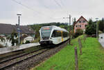 852-weinfelden-stgallen/765261/an-der-nebenlinie-weinfelden--sulgen-- An der Nebenlinie (Weinfelden-) Sulgen - Gossau (-St.Gallen) (St.Galler S-Bahn S5): Thurbo GTW 2/8 786 fährt vor einem schönen Riegelhaus in Sitterdorf ein. 5.Oktober 2021 