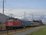 Bei Plattlis fhrt Re 4/ II 11136 mit dem aus unterschiedlichen Wagen zusammengestellten RHEINTAL-EXPRESS RE 3811 von St. Gallen nach Chur am 06.03.2012 am Fotografen vorbei.
