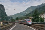 Ein Trenitalia ETR 610 als EC 153 von Luzern nach Milano bei der Durchfahrt in Faido.