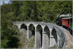 Der Viadukt ber die Baie de Clarens ist nun wieder instand gesetzt, kann aber weiterhin nur mit verminderter Geschwindigkeit befahren werden. Neben den im Sommerhalbjahr hier verkehrenden B-C Museumsbahn Zgen wird die Stecke von der MOB ganzjhrig auch zur Zu- und Abfhrung von Fahrzeugen zur CEV genutzt.
8. Mai 2016