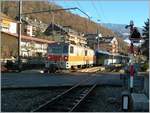 Die MOB GDe4/4 6005 (ex GFM/TPF GDe 4/4 101  Ville de Bulle ) verlässt mit ihrem MOB Panoramic nach einem kurzen Halt den Bahnhof von Chernex in Richtung Montreux.