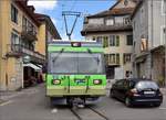 Ortsdurchfahrt in Bex. Das Auto ist in Sicherheit gebracht, es kommt TPC-Triebwagen 92 der Bex–Villars-sur-Ollon–Bretaye-Bahn entgegen. Juli 2017. 
