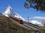 139-zermatt-gornergrat/361430/vor-dem-4478-meter-in-die Vor dem 4478 Meter in die Höhe ragenden Matterhorn befinden sich am 16.06.2013 die Triebwagen der Gornergratbahn zwischen den Stationen Riffelberg und Riffelap auf Talfahrt.