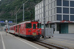 MGB: Bahnhof Brig mit Regionalzügen von Zermatt und nach Visp am späten Abend des 19.