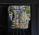 Trains Touristiques d'Emosson TTE: Da die Standseilbahn mehrere Bergstufen überwindet und die Strecke dabei L-förmig ihre Steigung verändert  fliegen  die Drahtseile wie hier immer