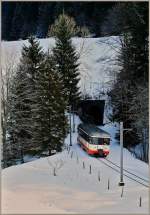 Der Be 4/4 N 5 hat am 18. Januar 2010 als Regionalzug 20 den 721 m langen Petits Monts Tunnel verlassen und trifft in wenigen Augenblicken an der Haltestelle Les Frtes ein.