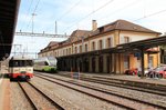 224-le-locle-8211-les-brenets/507573/die-kurze-strecke-le-locle-- Die kurze Strecke Le Locle - Les Brenets hat Charme; hier beginnt sie in Le Locle, mit Triebwagen 5. Rechts der Zug aus Neuchâtel mit TRN 333. 21.April 2016. 