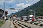 Der TPF Regionalzug (S60) hat sein Ziel erreicht: Montbovon.
Interessanterweise gehört der zwischen Montreux und Zweisimmen gelegene Bahnhof nicht der MOB, sondern der TPF. 
6. August 2015