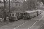 Kreuzung zweier SZB Züge am Tierspital (heute: Henkerbrünnli), links mit Steuerwagen 82, rechts der ganz neue Steuerwagen 85, der nur wenige Wochen hier fuhr, bevor die Strecke wegen unterirdischer Einführung in den Bahnhof Bern stillgelegt wurde. 21.September 1965   
