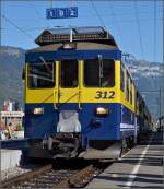 Der scheinbar unendlich lange Zug der Berner Oberlandbahn fhrt nach Wilderswil ein, angefhrt von Triebwagen ABeh 4/4 II 312.