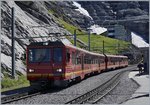 Zwei Jungfraubahnzüe Bhe 4/8 beim Halt in der Station Eigergletscher.
8. August 2016