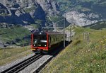 311312-kleine-scheidegg-junfraujoch/514070/der-neuen-jungfraubahnzug-bhe-48-222 Der neuen Jungfraubahnzug Bhe 4/8 222 nhert sich der Station Eigergletscher.
8. August 2016