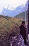 Der Schaffner hangelt sich für die Billetkontrolle dem Wagen entlang. 13.August 1968.  