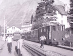 Ein hektischer Nachmittag in Grindelwald. Die Ankunft weiterer Züge wird erwartet, so hat einer der Züge seinen hinteren Wagen im Stationsgleis gelassen und ist mit dem vorderen Wagen ins damals noch existierende Ausziehgleis gefahren. Jetzt muss die Weiche für den kommenden Zug schleunigst umgestellt werden. Im Sommer 1962. 