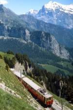314-wilderswil-8211-schynige-platte/360703/kurz-hinter-der-bergstation-faehrt-eine Kurz hinter der Bergstation fährt eine He 2/2 mit ihrem Zug im Juni 1990 talwärts