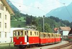 Schynige Platte Bahn: Lok 19 mit den Wagen 13 und 15 fährt in Wilderswil ein. Die Lok trägt heute noch ungefähr denselben Anstrich, die Wagen sind abgebrochen. 6.August 1975. 