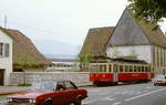 Passt gerade so in die Lcke zwischen den Pkw: Be 4/4 84 der SNB fhrt im Mai 1980 auf der Baselstrae in Solothurn an der St.-Josefs-Kirche vorbei in Richtung Bahnhof