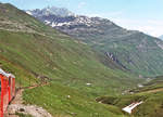Furka Bergstrecke zur Zeit des elektrischen Betriebs: Abstieg durchs baumlose Tal auf der östlichen Seite der Furka. 28.Juli 1975 