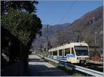 Ein FART Centovalli-Express von Domodossola nach Locarno fährt ohne Halt durch den kleine Bahnhof Verscio.
16. März 2017