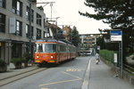 An der Bushaltestelle Kirchplatz vorbei fhrt ein BDe 8/8 der Bremgarten-Dietikon-Bahn im Sommer 1997 durch Bremgarten