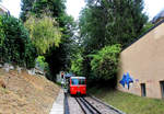 Dolderbahn, Zürich: Diese 1895 in Betrieb genommene Bahn war bis 1973 eine Drahseilbahn und führte ins Waldhaus Dolder. Seither fahren die beiden 2-achsigen Zahnradtriebwagen weiter hinauf bis auf die Anhöhe. Im Bild Wagen 1 bei der Einfahrt in die Talstation Römerhof. 24.Sep.2020