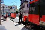 Appenzellerbahnen, Gais - Altstätten Stadt: Der Velowagen 1001 wird in Altstätten Stadt beladen. 10.Juni 2016. 