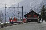Mit dem Glacier-Express durchfährt die Ge 4/4 II 620  Zernez  am 02.04.2022 den Bahnhof Sumvitg-Cumpadials. Die Lok wurde am 19.12.1973 in Betrieb genommen und ist die letzte Lok der ersten Serie.