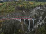 Von Chur kommend überquert RE 1133 auf der Fahrt nach St. Moritz die Landwasser auf dem gleichnamigen Viadukt (12.10.2014).