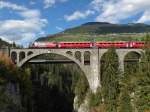 Auf der Fahrt von St. Moritz nach Chur überquert RE 1140 die vom Fluss Albula geprägte Schinschlucht. Aufnahme entstand am 12.10.2014 von der Solisbrücke bei Alvaschein, unterhalb von Tiefencastel.