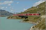 Ein Allegra Triebwagen zieht kurz nach Bernina Ospizio einen Regionalzug nach Tirano Alp Grm entgegen.
10. Sept. 2014