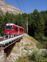 950-stmoritz-tirano-berninabahn/363082/r-1656-von-tirano-nach-st R 1656 von Tirano nach St. Moritz am 17.08.2012 bei der Einfahrt in den Bahnhof Morteratsch.