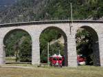 Auf der Fahrt von St. Moritz nach Tirano verlässt am 18.08.2012 der erste Triebwagen des Bernina-Express D 973 den Kehrviadukt bei Brusio.