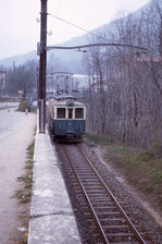 Ferrovia Lugano - Tesserete: Triebwagen 2 verlässt Tesserete Richtung Lugano, 5.April 1966.