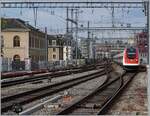 rabde-500-icn-2/832124/ein-icn-auf-dem-weg-vom Ein ICN auf dem Weg vom Flughafen in Genève nach Romanshorn erreicht Genève. In der westlichen Einfahrt von Genève lassen sich die meisten Gleise durch Umstellung der Fahrleitung mit SBB- oder SNCF-System von beiden Bahnen befahren.

28. Juni 2021