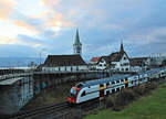Rüschlikon, an der alten Strecke Zürich - Thalwil dem See entlang: Durchfahrt des Zuges 514 055 Richtung Zürich. 6.Februar 2023 