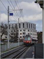 rbde-560-domino/797507/erneut-ist-ein-normalspurzug-auf-dem Erneut ist ein Normalspurzug auf dem Weg nach Broc, diesmal ein SBB RBDe 560 'Domino' als RER 4014 von Düdingen nach Broc. Die Aufnahme entstand bei Bahnübergang der Rue du Moléson. 

22. Dezember 2022