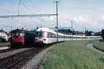 SBB: Zugskreuzung aus dem Jahre 1987 in Kerzers, als der RAe 1053  GRAUE MAUS  noch als TGV Zubringer Bern-Frasne verkehrte.
Foto: Walter Ruetsch