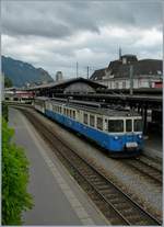 Der MOB ABDe 8/8 4001 SUISSE und ein Reisezugwagen sind als kurzer Regionlazug in Montreux eingetroffen.