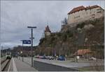 Hoch oben thront das Schloss von Laupen und unten im neune Bahnhof wartet der BLS RABe 528 104  MIKA  auf die Abfahrt in Richtung Bern.