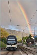 Der CEV MVR ABeh 2/6 7502 wartet in Blonay auf einen neuen Einsatz, während im Hintergrund ein wunderschöner Regenbogen den Himmel ziehrt.

18. Mai 2024