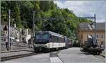 Die MOB Ge 4/4 8004 fährt mit ihrem GoldenPass Express von Montreux nach Interlaken durch den Bahnhof von Chamby. 

19. Mai 2024