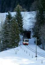 Der Be 4/4 N 5 hat den 721 Meter langen Petits Monts Tunnel verlassen und trifft in wenigen Augenblicken an der Haltestelle Les Frtes ein.