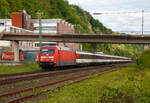 Die 101 081-8 (91 80 6101 081-8 D-DB) der DB Fernverkehr AG, fhrt am 28.04.2018, mit einem EC bestehend aus SBB EuroCity-Wagen, auf der Linken Rheinstrecke (KBS 471) durch Koblenz-Oberwerth, in