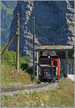 Ein Telebild der Hem 2/2 N° 12 der Rochers de Naye Bahn mit ein  Gepäckwagen  auf der Fahrt Richtung Gipfel kurz nach Jaman.